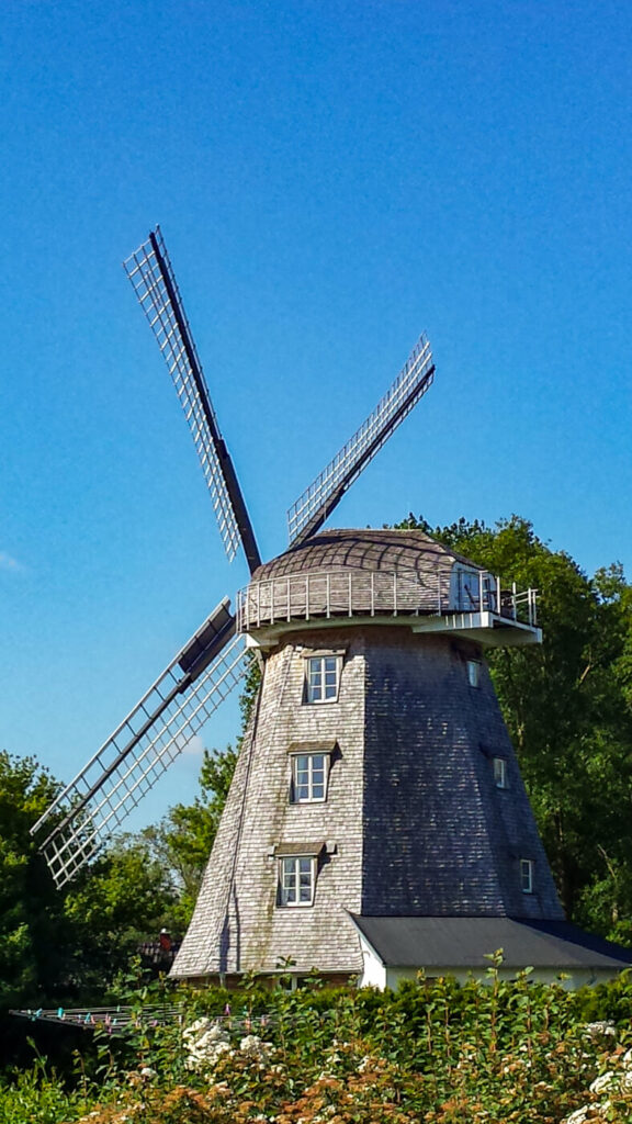 Fassade einer Windmühle mit Holzschindeln aus Eiche gesaegt