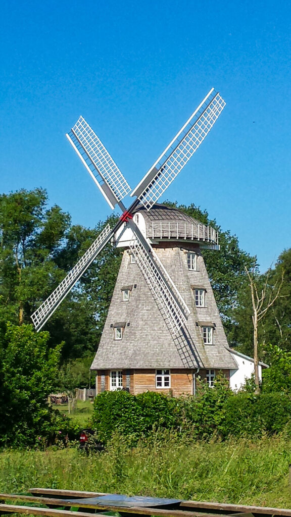 Fassade einer Windmühle mit Holzschindeln aus Eiche gesaegt