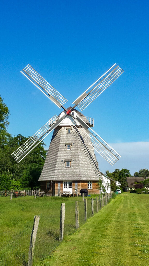 Fassade einer Windmühle mit Holzschindeln aus Eiche gesaegt