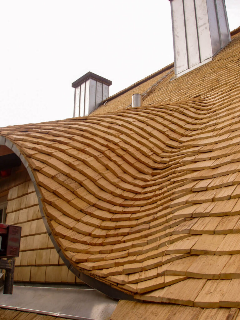 Dach mit Holzschindeln aus Alaska Zeder gespalten