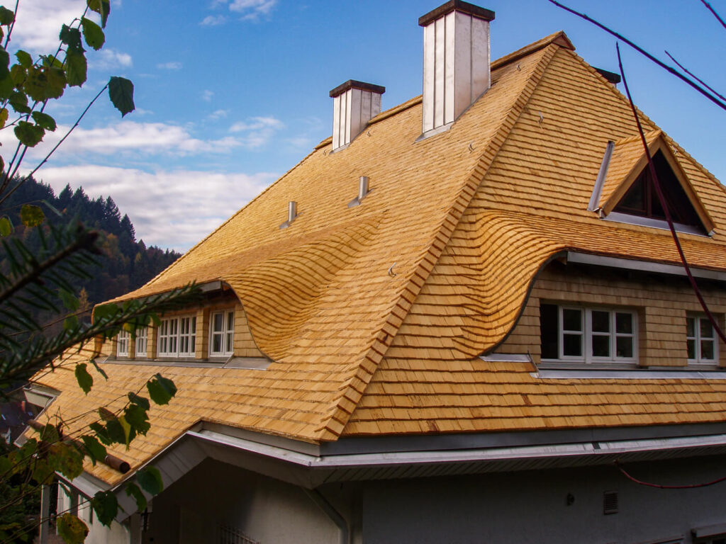 Dach mit Holzschindeln aus Alaska Zeder gespalten