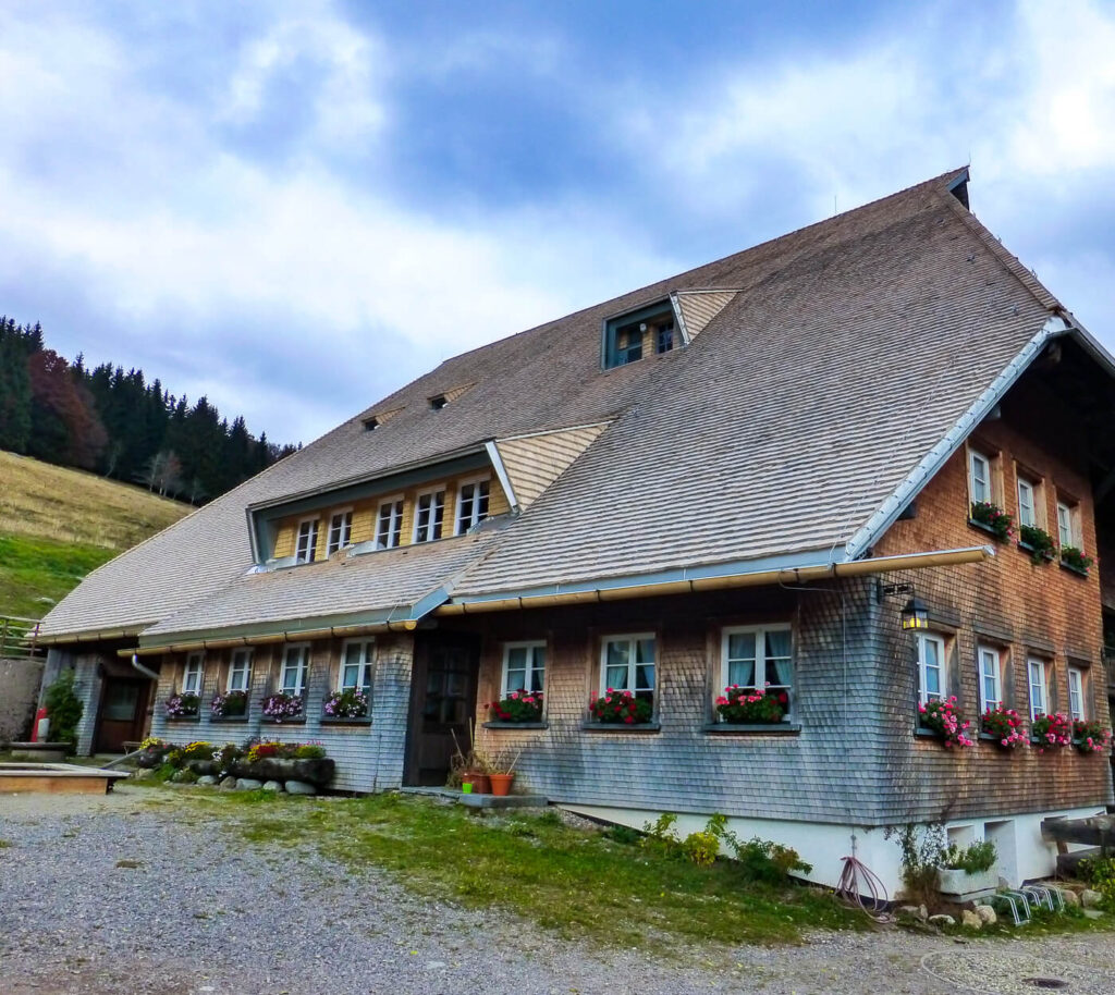 Dach mit Holzschindeln aus Alaska Zeder gespalten