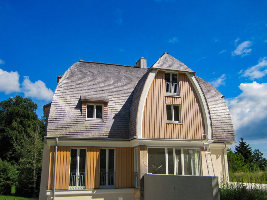 Dach mit Holzschindeln aus Alaska Zeder gespalten