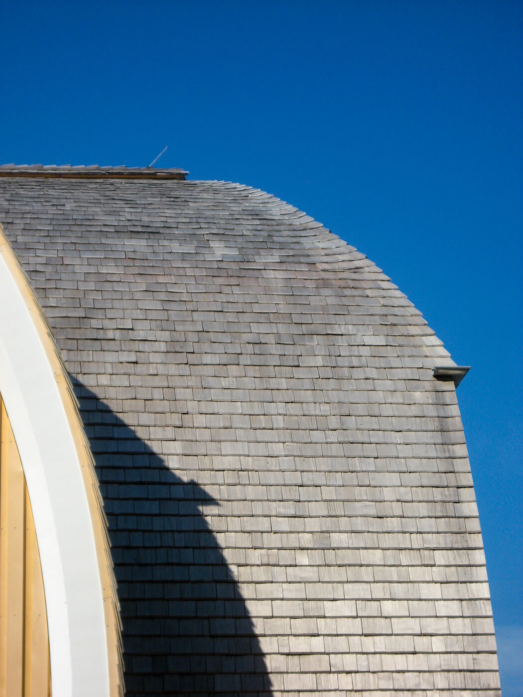 Dach mit Holzschindeln aus Alaska Zeder gespalten