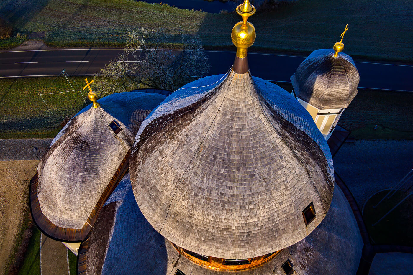Kirchendach mit Holzschindeln aus Alaska Zeder gespalten