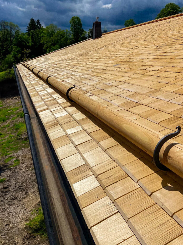 Dach mit Holzschindeln aus Alaska Zeder gespalten