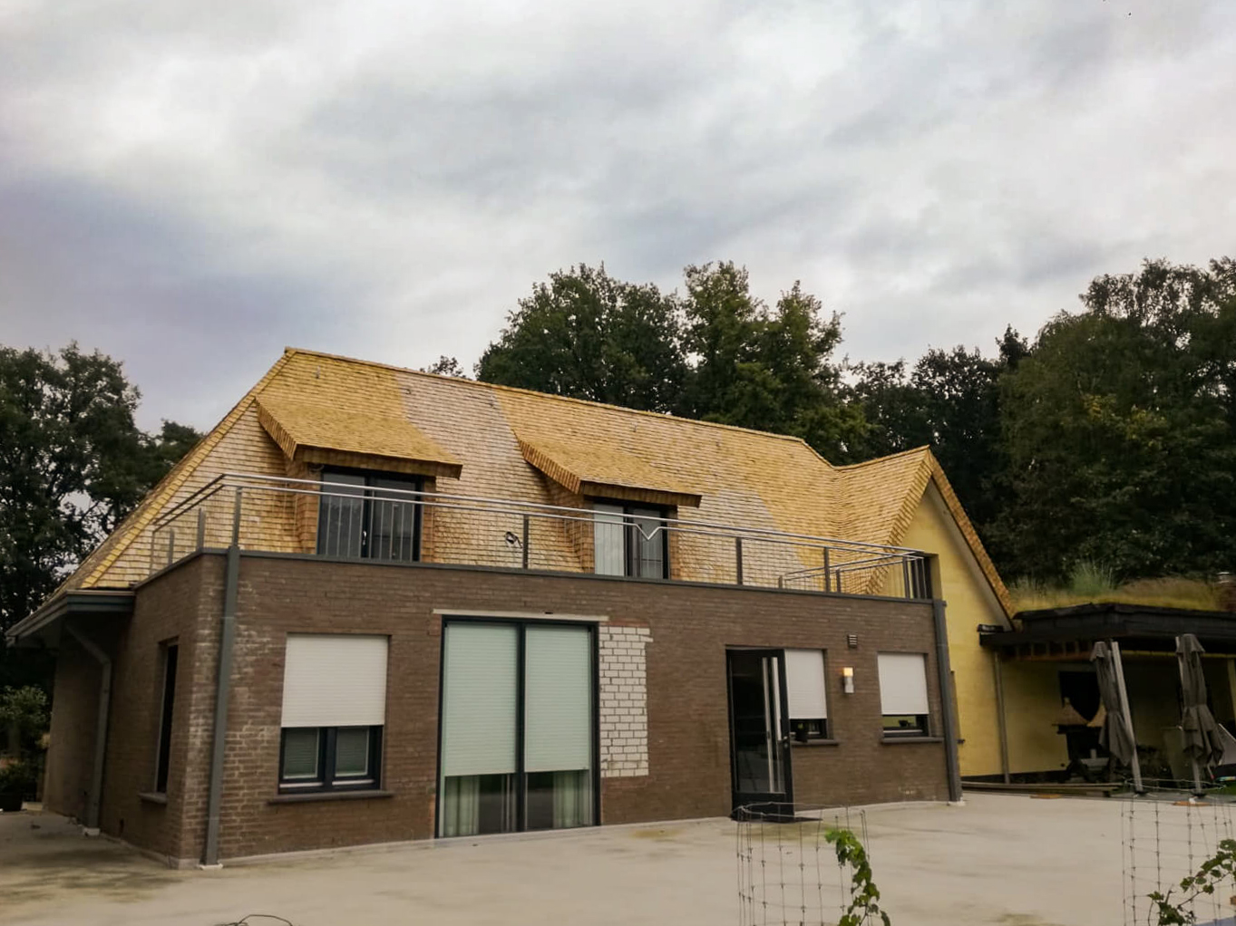 Dach mit Holzschindeln aus Eiche gespalten