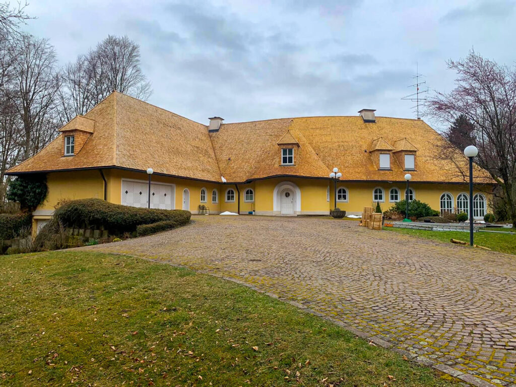 Dach mit Holzschindeln aus Eiche gespalten