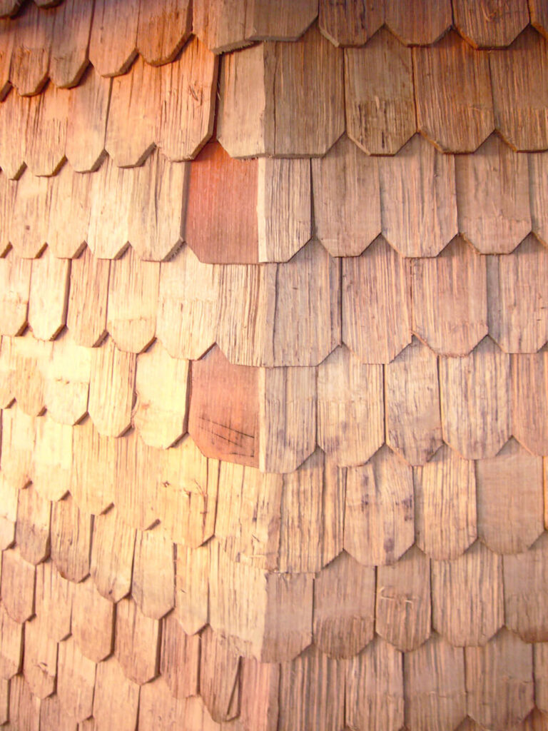 Dach mit Holzschindeln aus Eiche gespalten