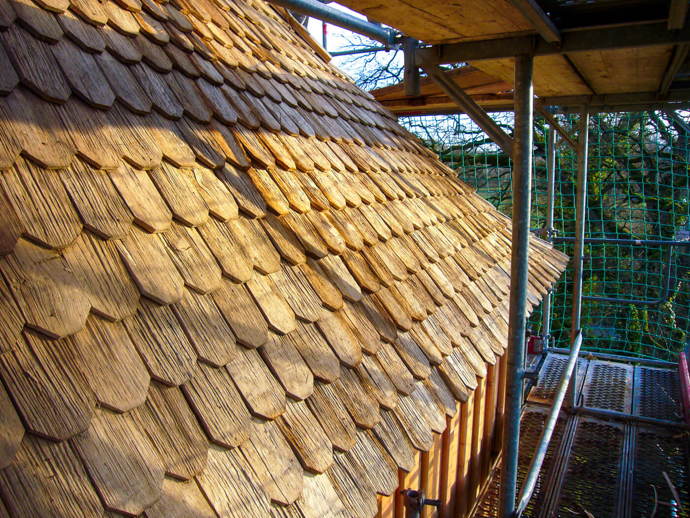 Dach mit Holzschindeln aus Eiche gespalten