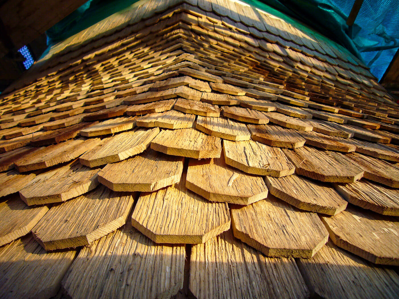 Dach mit Holzschindeln aus Eiche gespalten