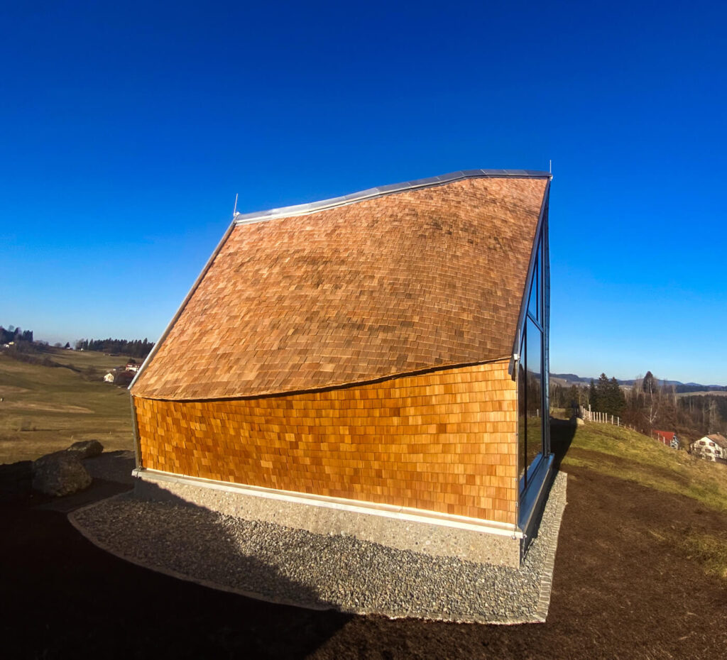 Dach mit Holzschindeln aus Laerche gespalten