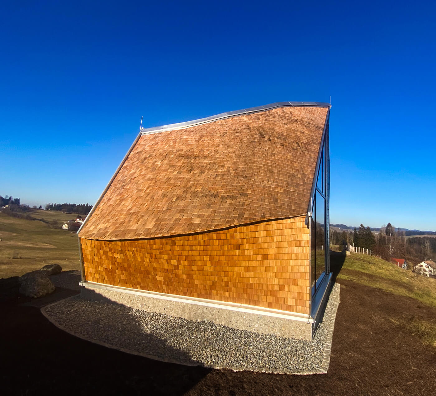 Dach mit Holzschindeln aus Laerche gespalten
