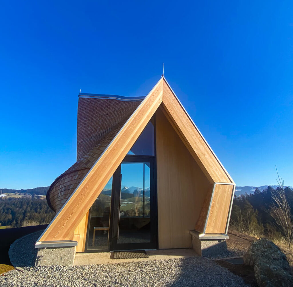 Dach mit Holzschindeln aus Laerche gespalten