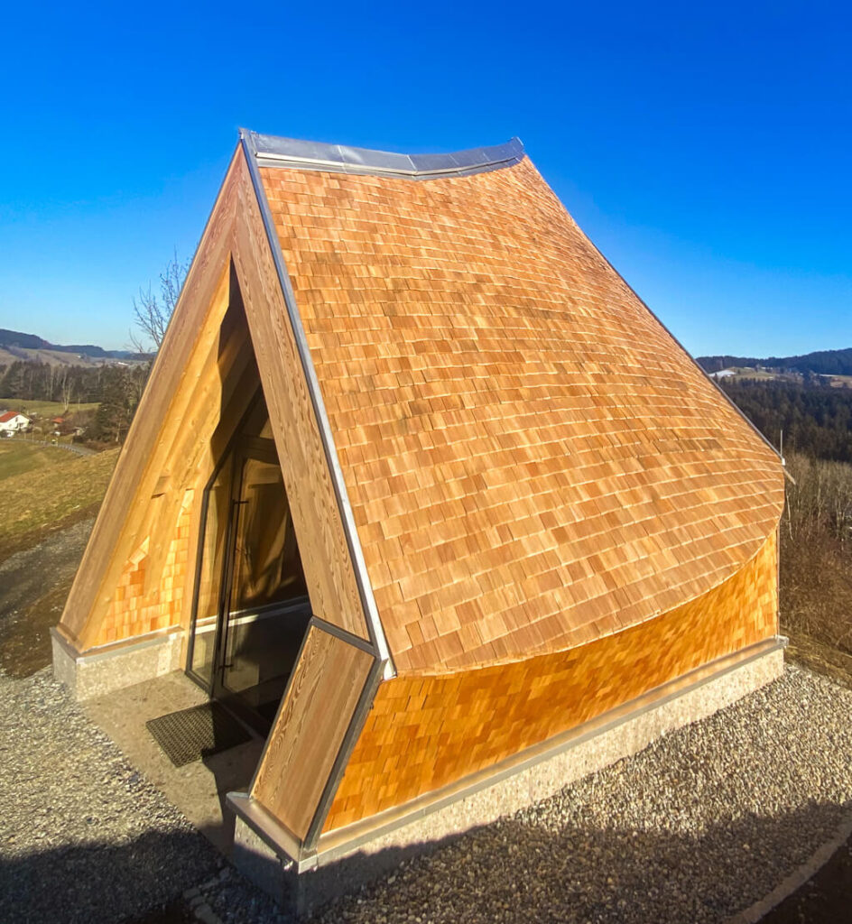 Dach mit Holzschindeln aus Laerche gespalten