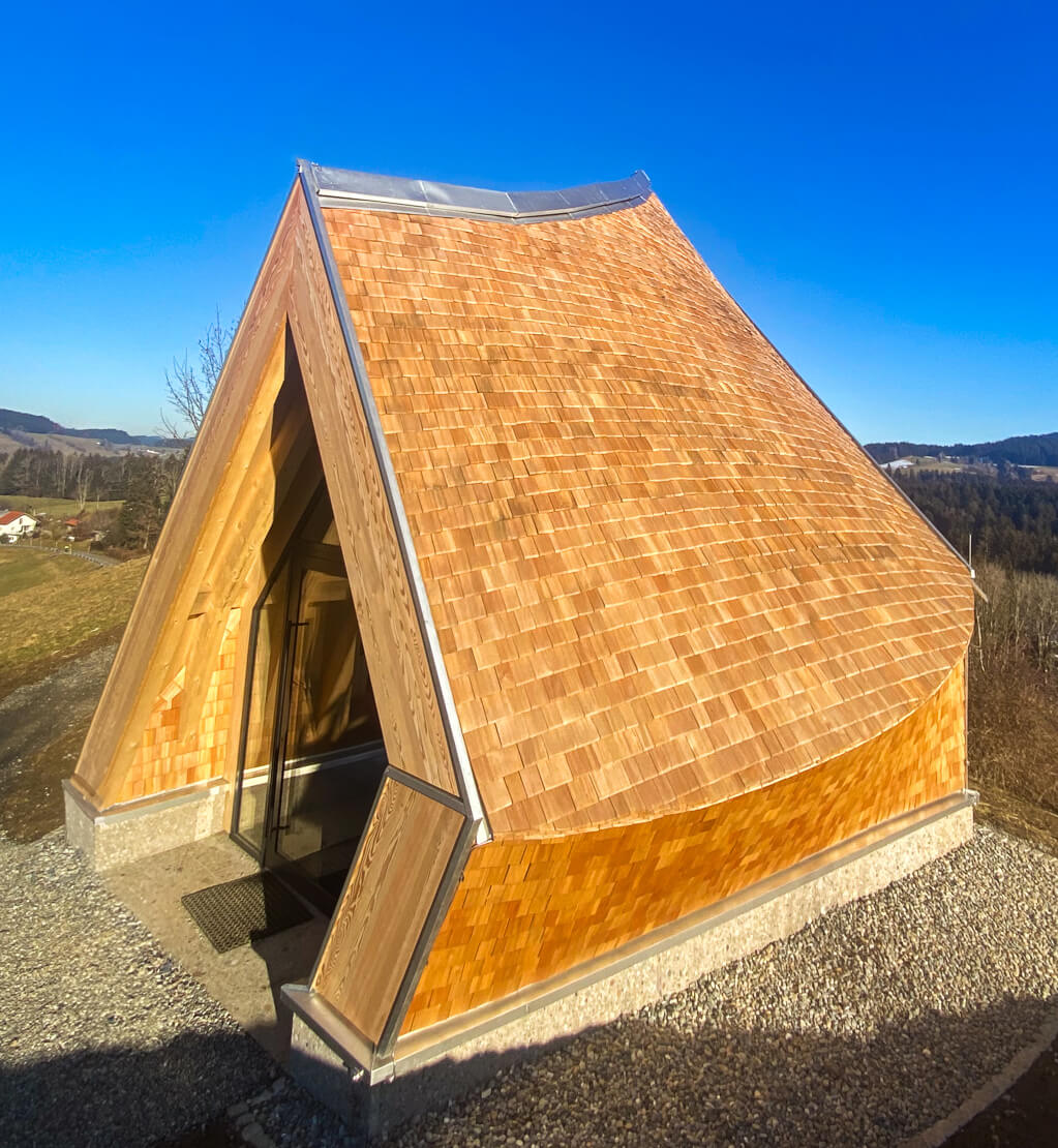 Dach mit Holzschindeln aus Laerche gespalten