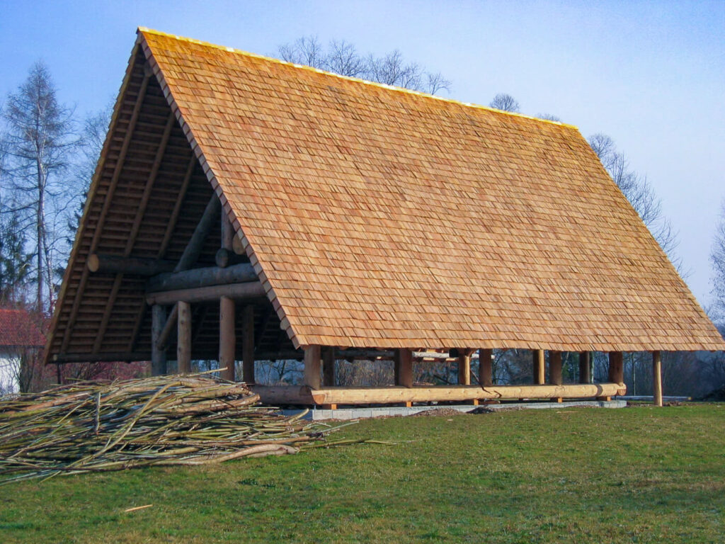 Dach mit Holzschindeln aus Laerche gespalten