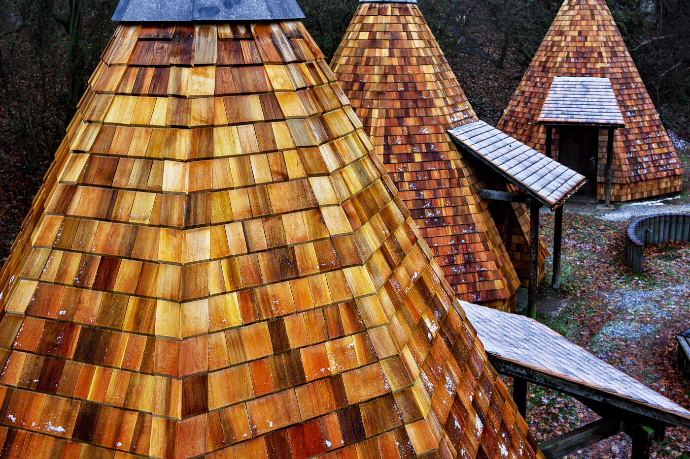 Dach mit Holzschindeln aus Rot Zeder gesaegt