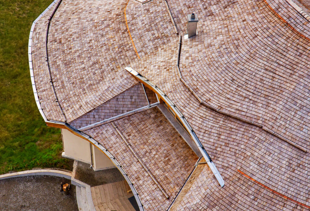Dach mit Holzschindeln aus Rot Zeder gespalten