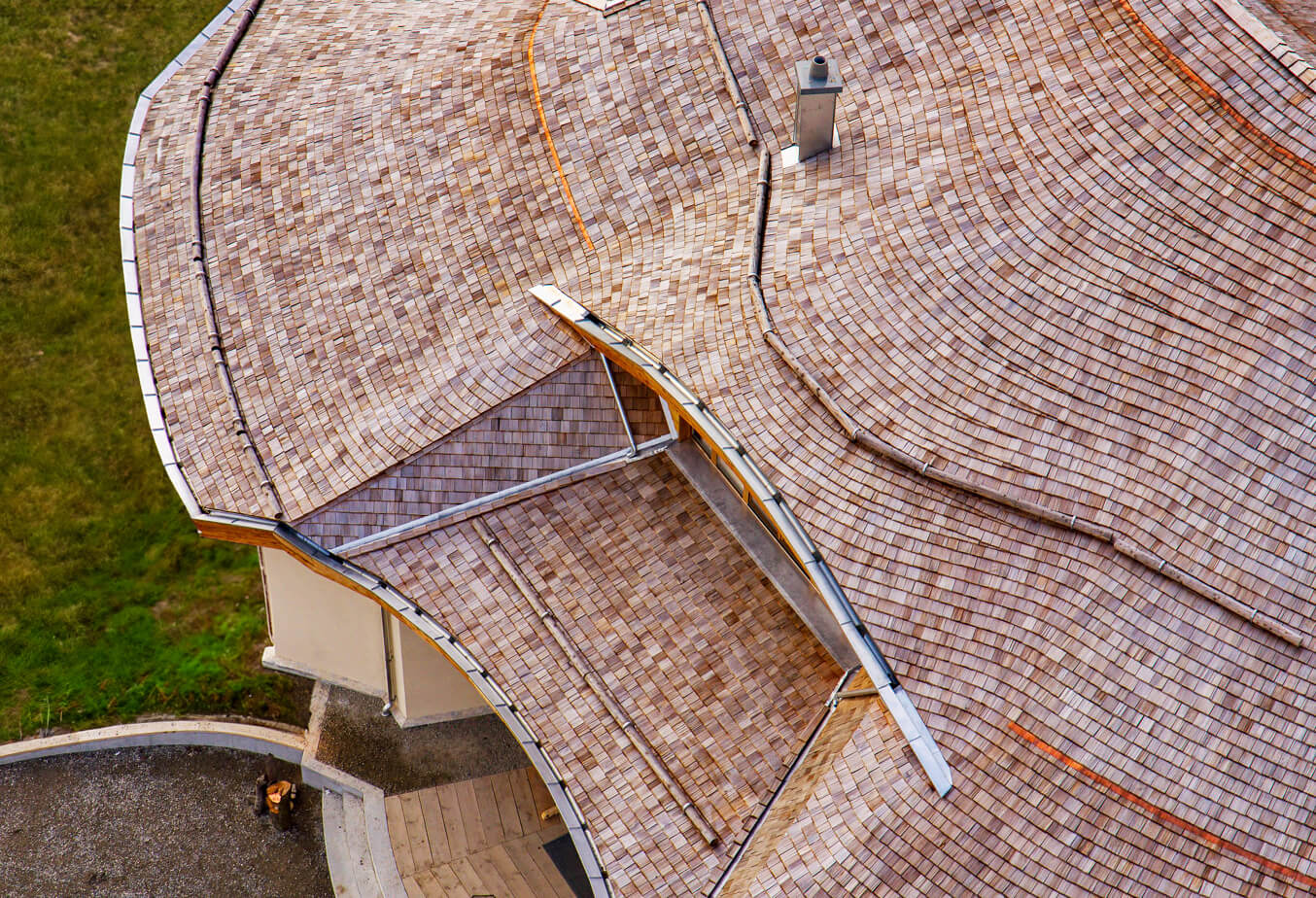 Dach mit Holzschindeln aus Rot Zeder gespalten