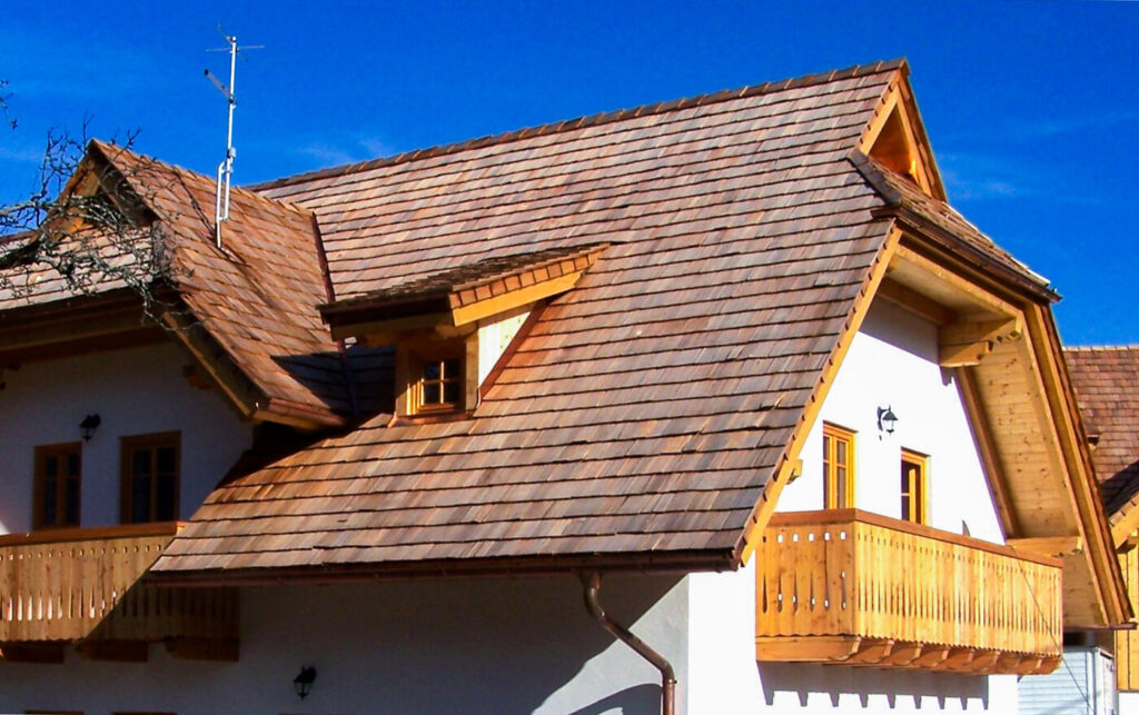 Dach mit Holzschindeln aus Rot Zeder gespalten