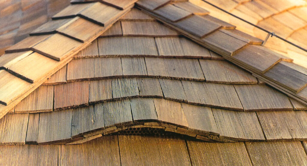 Dach mit Holzschindeln aus Rot Zeder gespalten