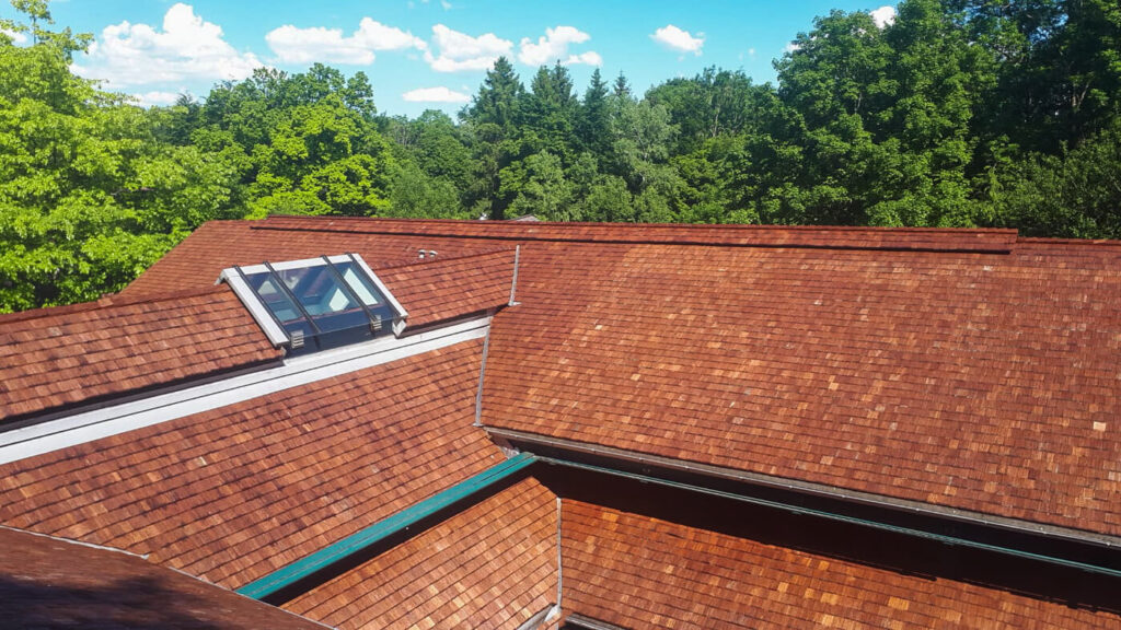 Dach mit Holzschindeln aus Wallaba gespalten