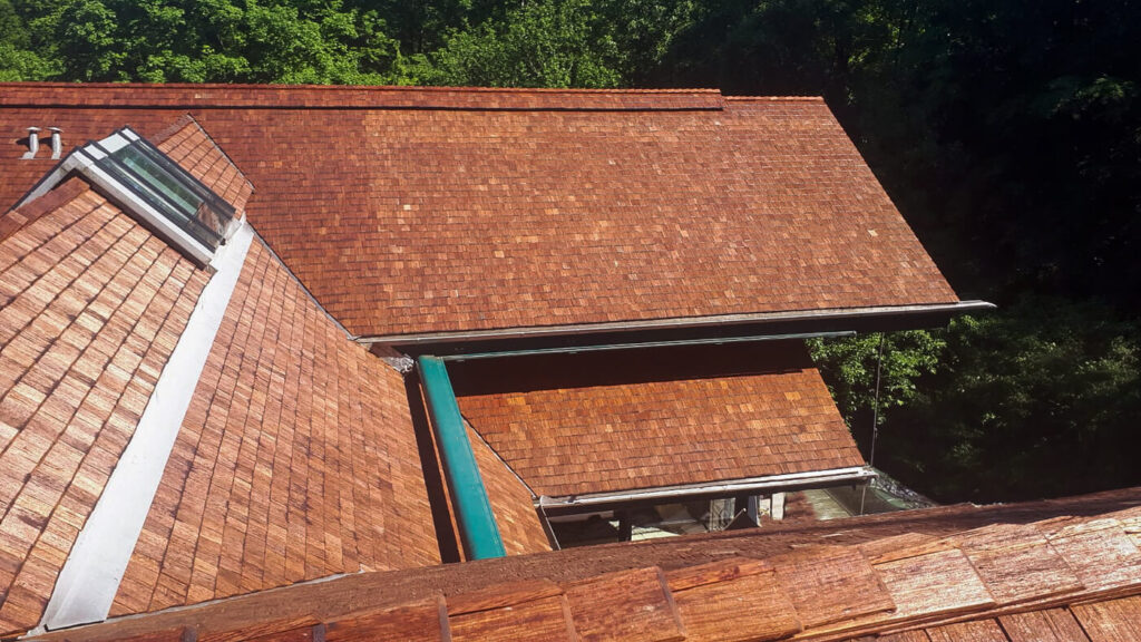 Dach mit Holzschindeln aus Wallaba gespalten