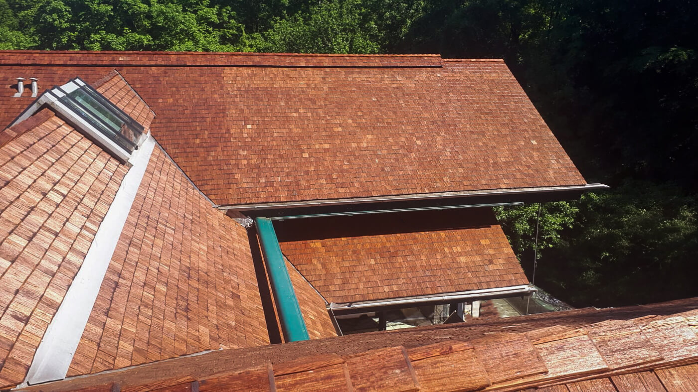 Dach mit Holzschindeln aus Wallaba gespalten