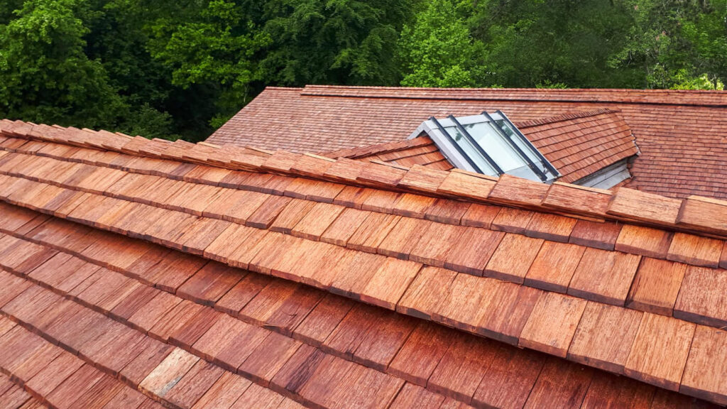 Dach mit Holzschindeln aus Wallaba gespalten