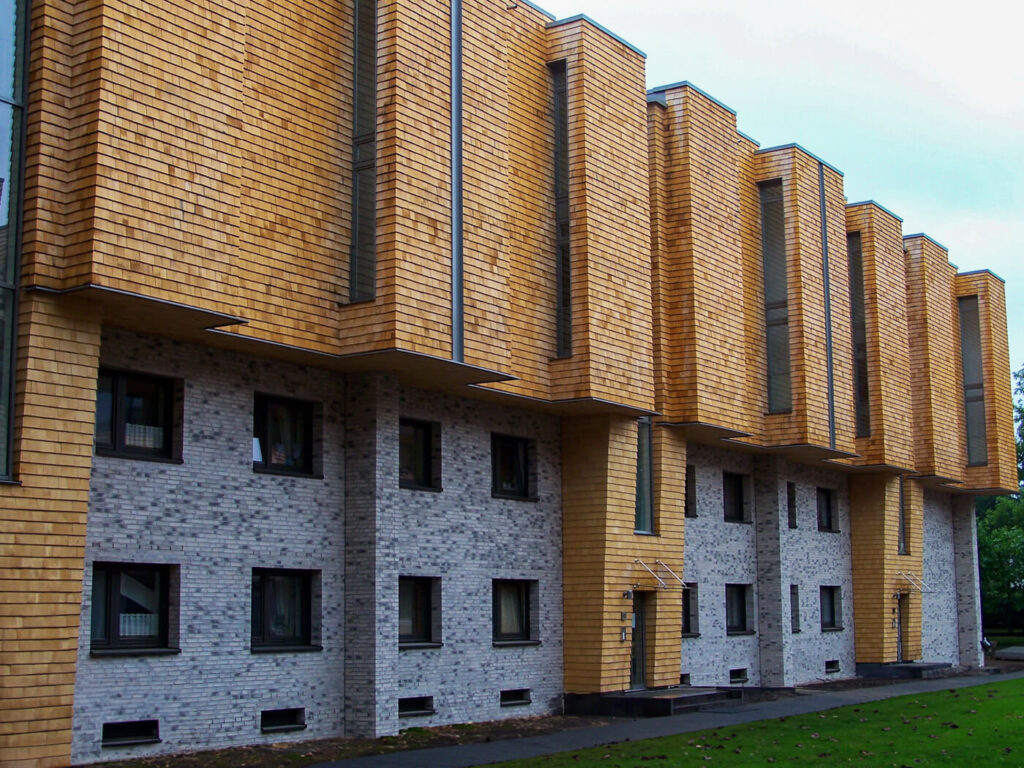 Hausfassade mit Holzschindeln aus Alaska Zeder gesaegt