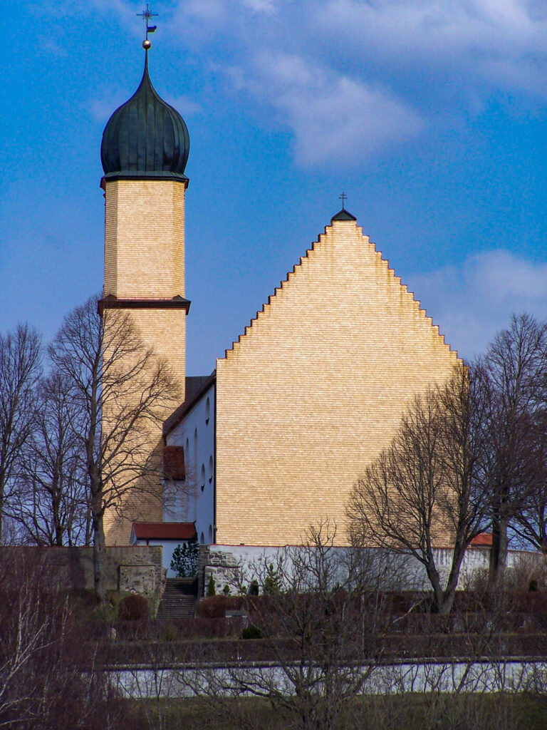 Hausfassade mit Holzschindeln aus Alaska Zeder gespalten