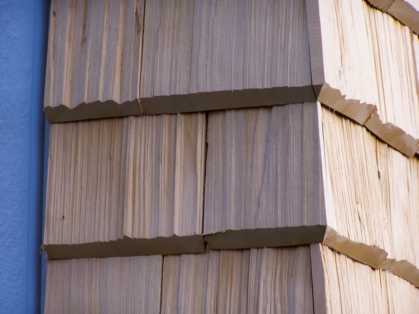 Hausfassade mit Holzschindeln aus Alaska Zeder gespalten