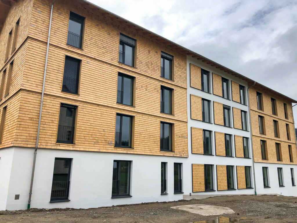 Hausfassade mit Holzschindeln aus Alaska Zeder gespalten