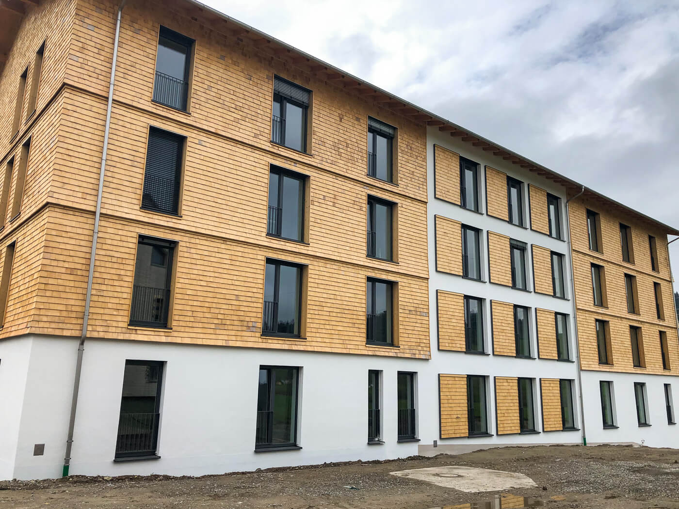 Hausfassade mit Holzschindeln aus Alaska Zeder gespalten