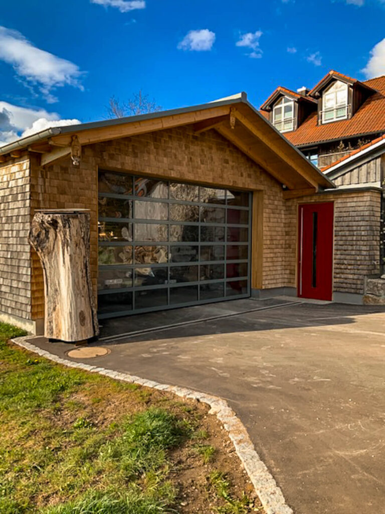 Hausfassade mit Holzschindeln aus Eiche gespalten