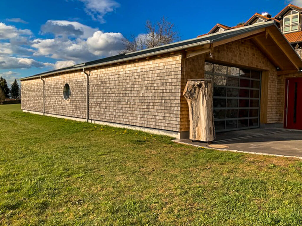 Hausfassade mit Holzschindeln aus Eiche gespalten