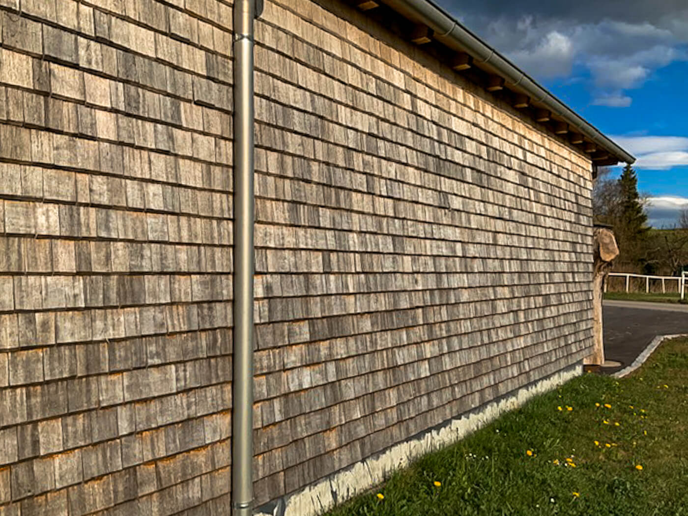 Hausfassade mit Holzschindeln aus Eiche gespalten