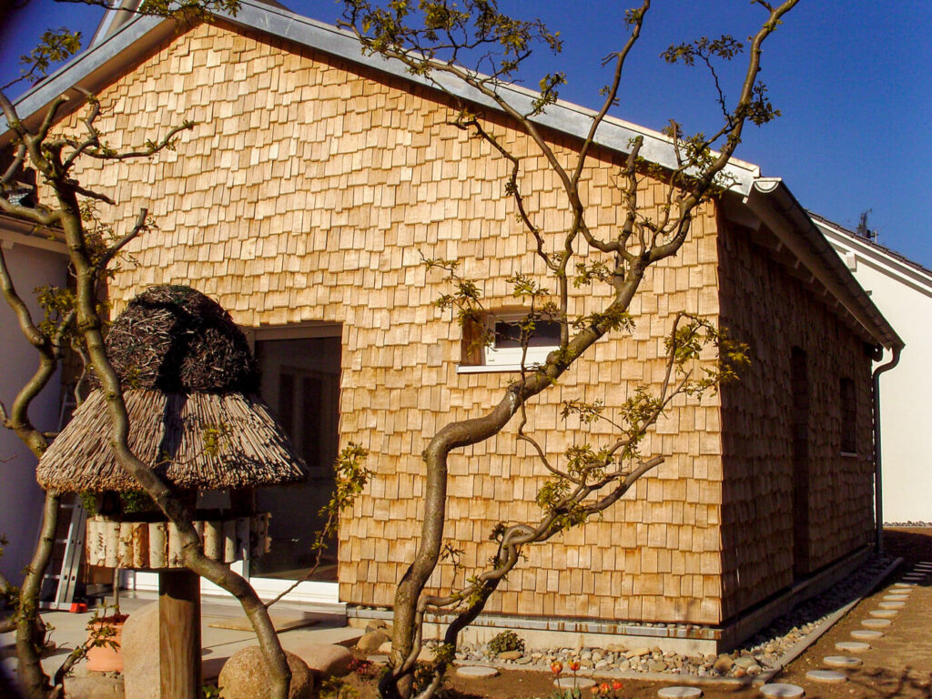 Hausfassade mit Holzschindeln aus Eiche gespalten