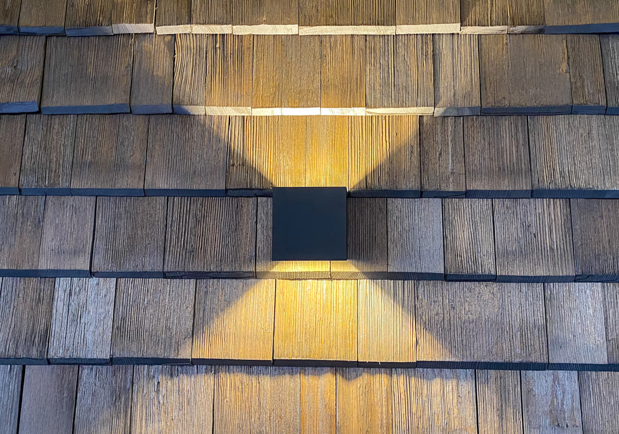 Wand mit gespaltener Fichte