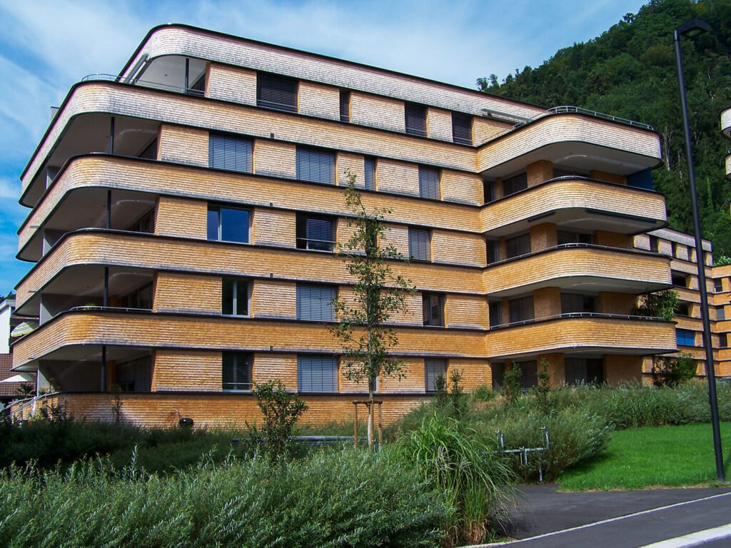 Hausfassade mit Holzschindeln aus Fichte gespalten
