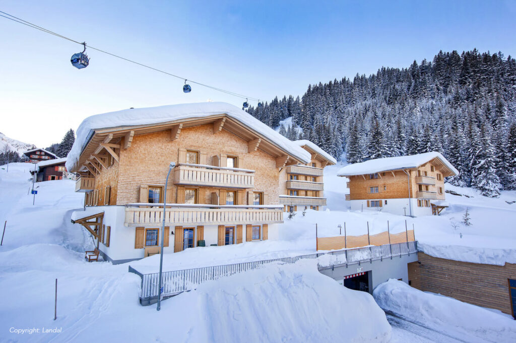 Hausfassade mit Holzschindeln aus Fichte gespalten
