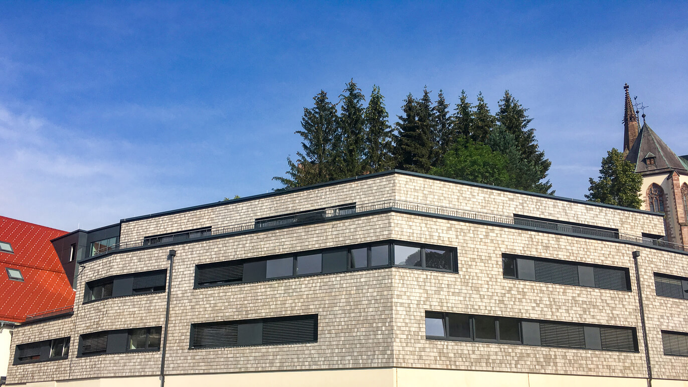 Hausfassade mit Holzschindeln aus Fichte gespalten