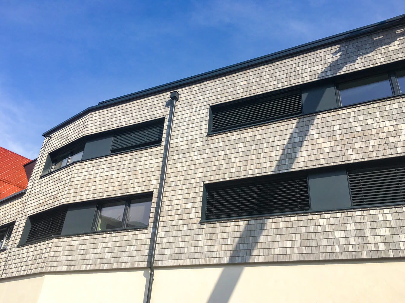 Hausfassade mit Holzschindeln aus Fichte gespalten