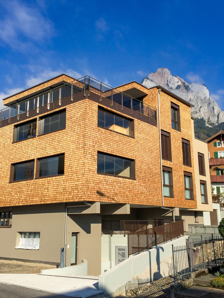 Hausfassade mit Holzschindeln aus Fichte gespalten