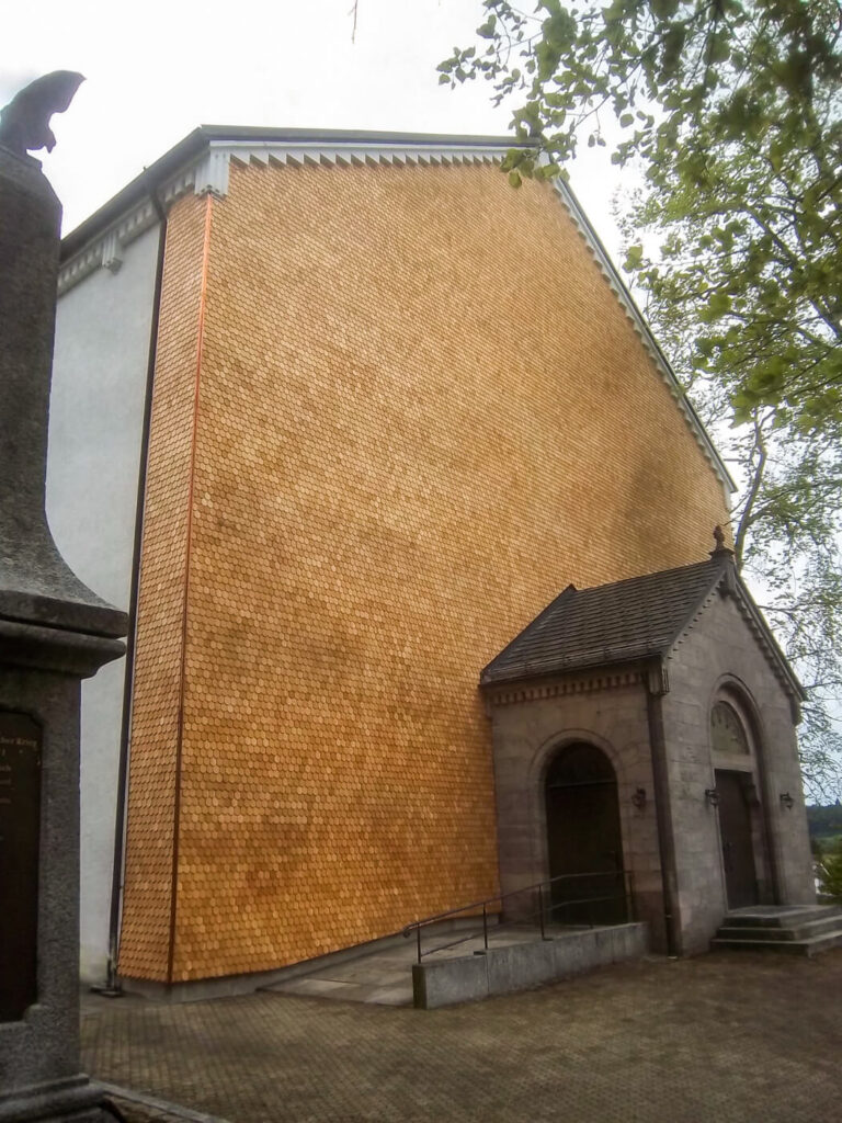 Hausfassade mit Holzschindeln aus Laerche gesaegt