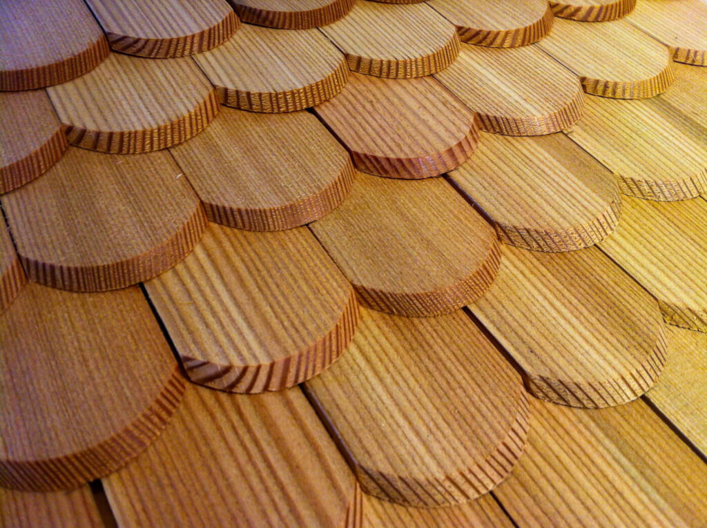 Hausfassade mit Holzschindeln aus Laerche gesaegt