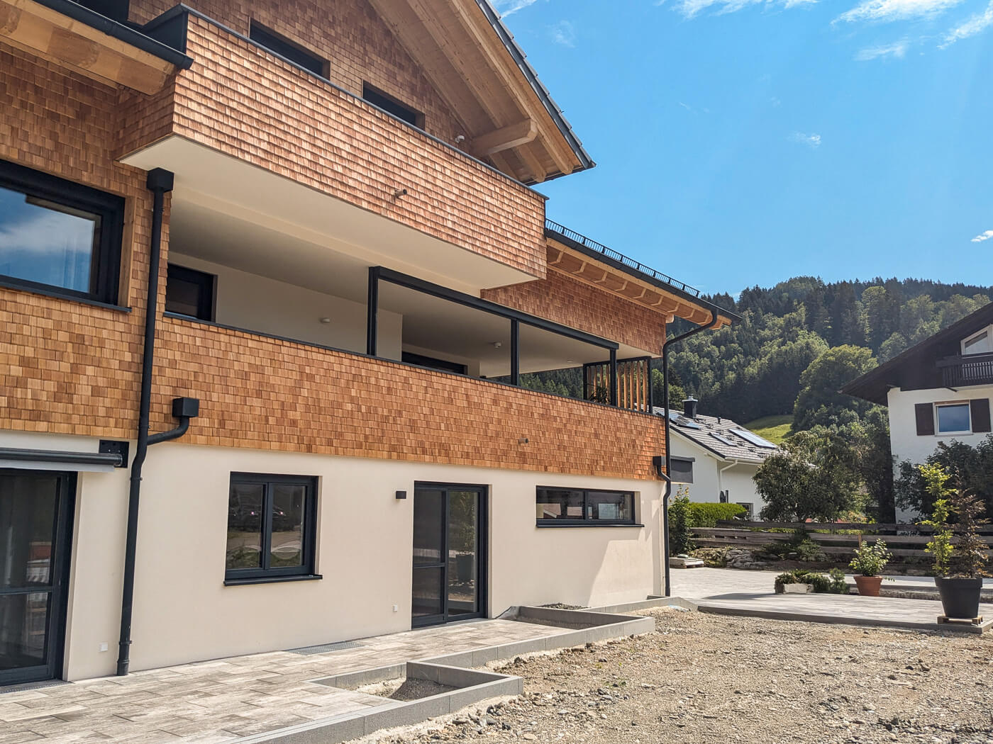 Hausfassade mit Holzschindeln aus Laerche gespalten