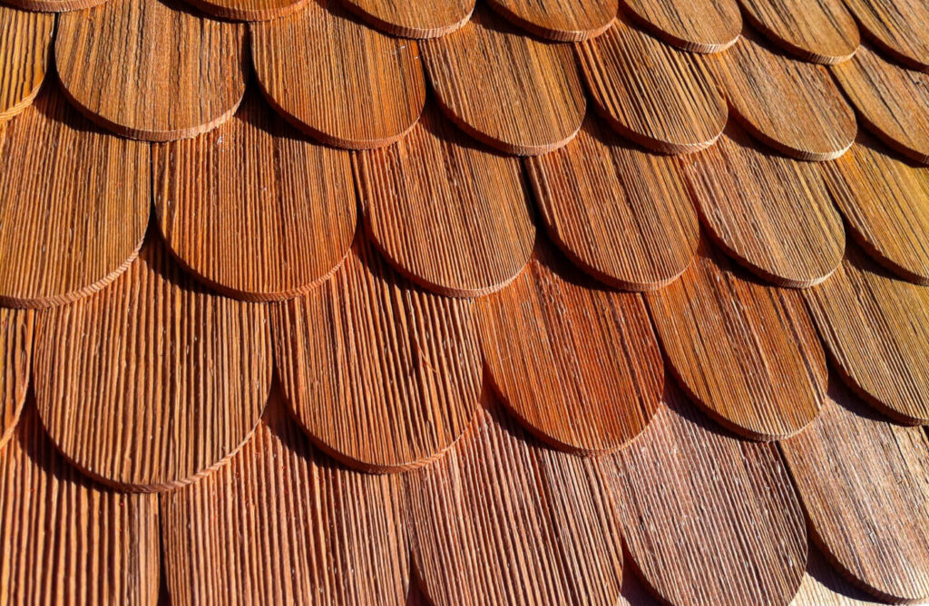 Hausfassade mit Holzschindeln aus Laerche gespalten