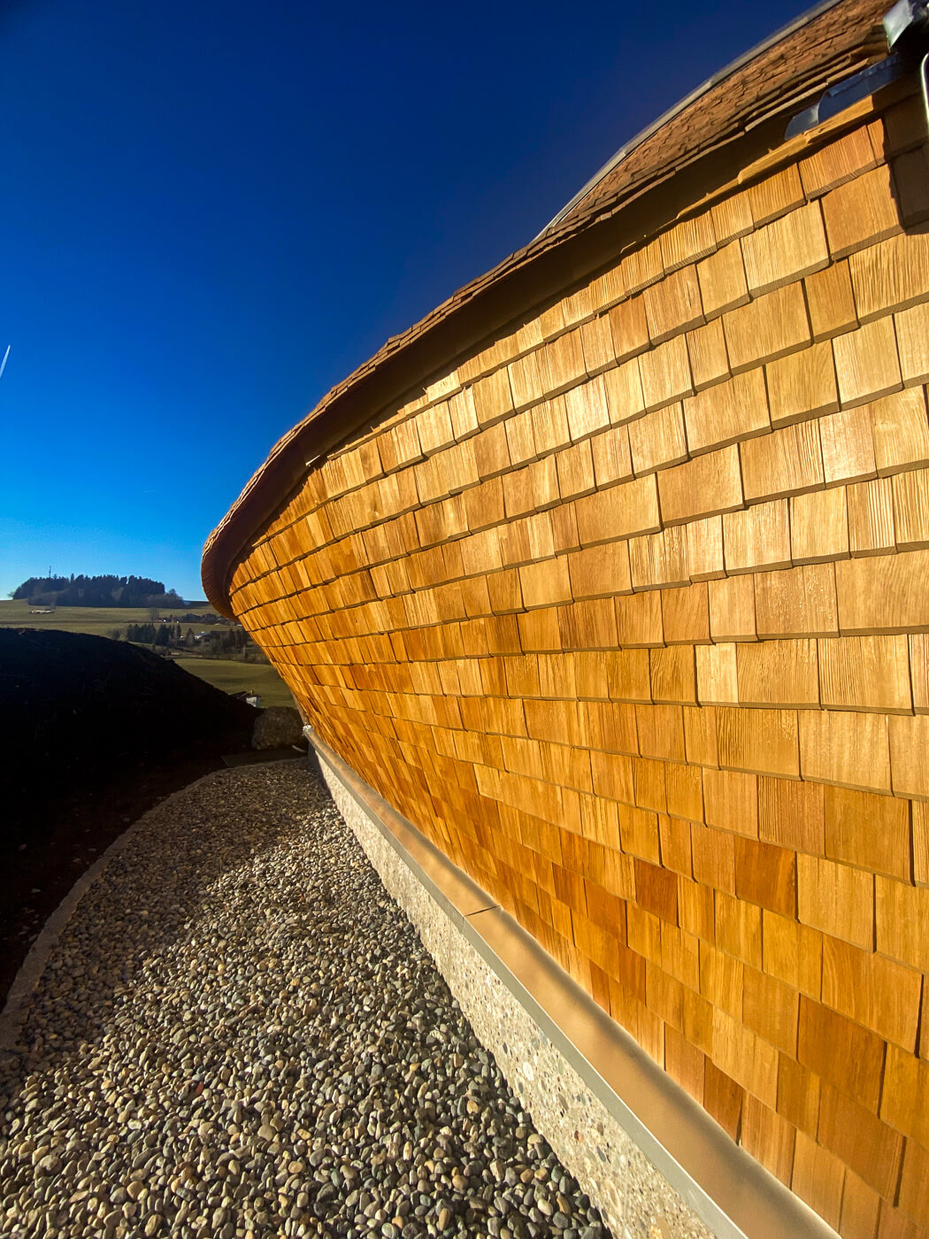 Hausfassade mit Holzschindeln aus Laerche gespalten